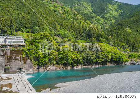 川根本町の塩郷ダム周辺の大井川の風景(静岡県) 129980038