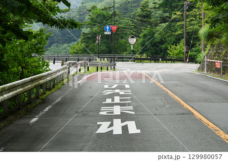 この先止まれの道路表示_02 129980057
