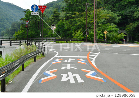 止まれ道路表示_02 129980059