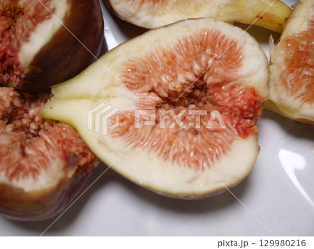 たくさんのイチジク 129980216