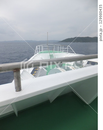 フェリーとかしきの先端からの海 129980435