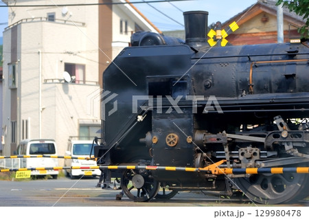 踏切を通過する蒸気機関車（秩父鉄道） 129980478
