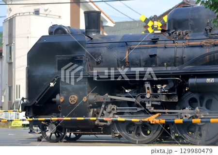 踏切を通過する蒸気機関車（秩父鉄道） 129980479