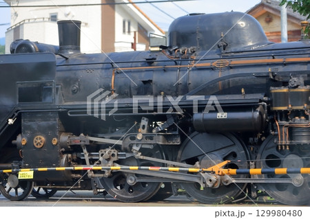 踏切を通過する蒸気機関車（秩父鉄道） 129980480