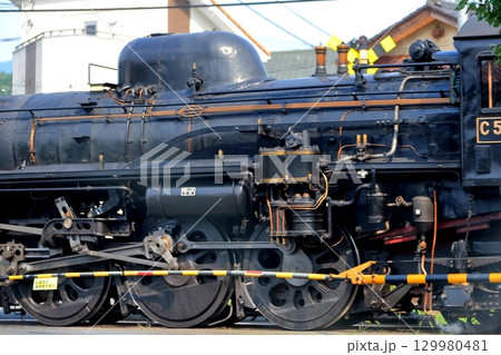 踏切を通過する蒸気機関車（秩父鉄道） 129980481