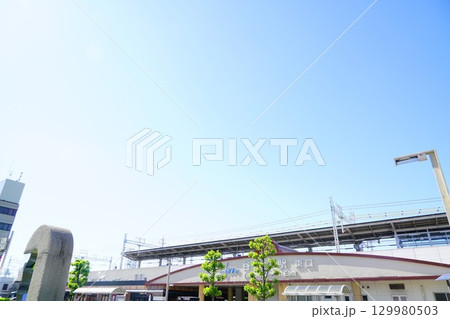 快晴の東武スカイツリーライン谷塚駅 129980503