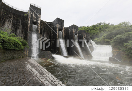 香川県観音寺市大野原町田野々、国重文「豊稔池堰堤」ユル抜き 129980553
