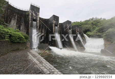香川県観音寺市大野原町田野々、国重文「豊稔池堰堤」ユル抜き 129980554