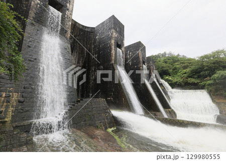 香川県観音寺市大野原町田野々、国重文「豊稔池堰堤」ユル抜き 129980555
