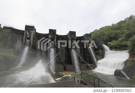 香川県観音寺市大野原町田野々、国重文「豊稔池堰堤」ユル抜き 129980562
