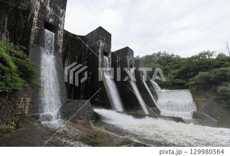 香川県観音寺市大野原町田野々、国重文「豊稔池堰堤」ユル抜き 129980564