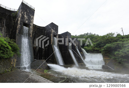 香川県観音寺市大野原町田野々、国重文「豊稔池堰堤」ユル抜き 129980566