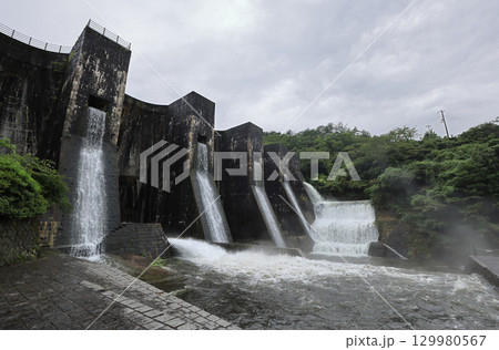 香川県観音寺市大野原町田野々、国重文「豊稔池堰堤」ユル抜き 129980567
