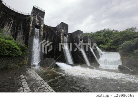 香川県観音寺市大野原町田野々、国重文「豊稔池堰堤」ユル抜き 129980568