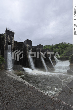香川県観音寺市大野原町田野々、国重文「豊稔池堰堤」ユル抜き 129980570