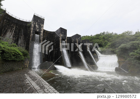 香川県観音寺市大野原町田野々、国重文「豊稔池堰堤」ユル抜き 129980572