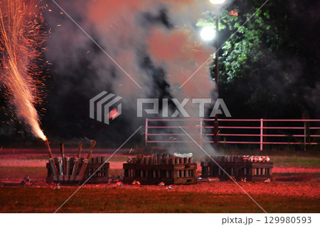 花火発火の瞬間_01 129980593