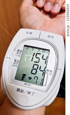血圧を測定して高血圧が出た写真 129980954