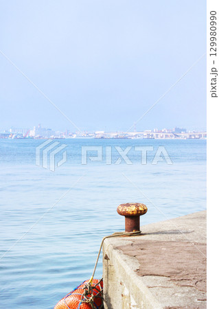 港の突端にあるボラード 129980990