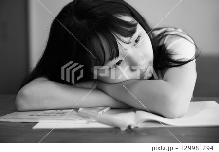 やる気が出ない女の子のモノクロイメージ 129981294