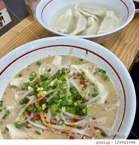 タンタンスープ餃子と水餃子 129981446