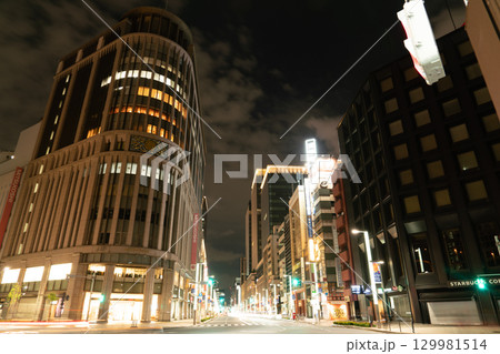 東京日本橋にある百貨店の夜景 東京日本橋にある百貨店の夜景 129981514