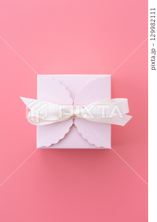 ピンク色のプレゼント 129982111