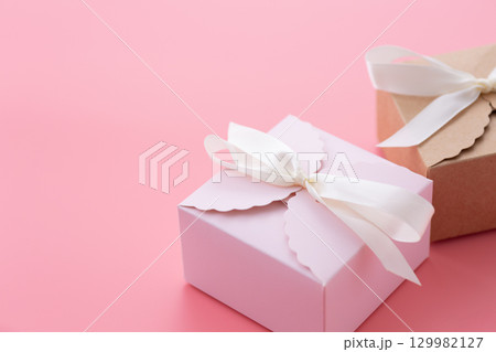 ピンク色のプレゼント 129982127