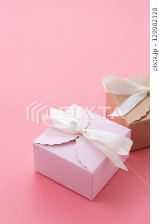 ピンク色のプレゼント ピンク色のプレゼント 129982128