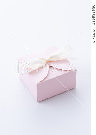 ピンク色のプレゼント 129982680