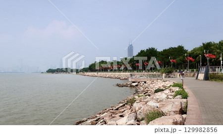 中国広東省深圳の河岸の風景 中国広東省深圳の河岸の風景 129982856