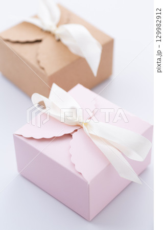 ピンク色のプレゼント 129982912