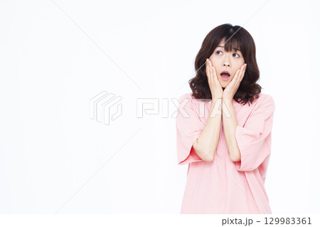 びっくりおどろく女性 129983361