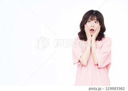 びっくりおどろく女性 129983362