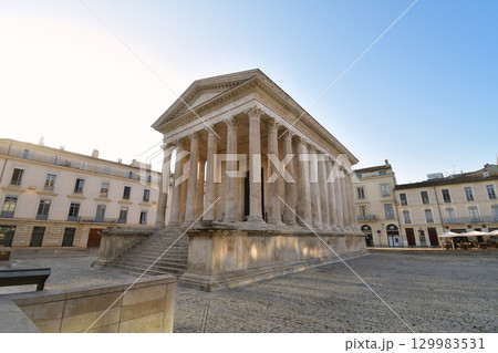フランス・ニームの古代ローマ神殿メゾン・カレ(2025年8月15日撮影) フランス・ニームの古代ローマ神殿メゾン・カレ(2025年8月15日撮影) 129983531
