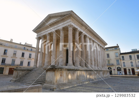 フランス・ニームの古代ローマ神殿メゾン・カレ（2025年8月15日撮影） 129983532