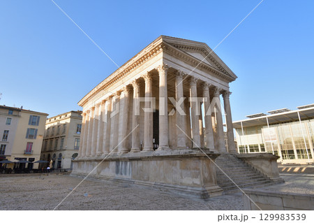 フランス・ニームの古代ローマ神殿メゾン・カレ(2025年8月15日撮影) フランス・ニームの古代ローマ神殿メゾン・カレ(2025年8月15日撮影) 129983539