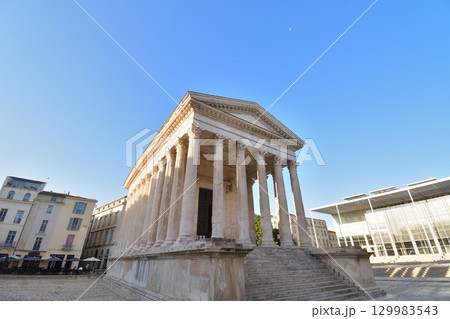 フランス・ニームの古代ローマ神殿メゾン・カレ(2025年8月15日撮影) フランス・ニームの古代ローマ神殿メゾン・カレ(2025年8月15日撮影) 129983543