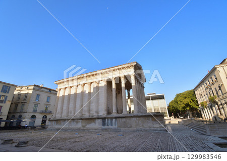 フランス・ニームの古代ローマ神殿メゾン・カレ（2025年8月15日撮影） 129983546