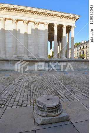 フランス・ニームの古代ローマ神殿メゾン・カレ(2025年8月15日撮影) フランス・ニームの古代ローマ神殿メゾン・カレ(2025年8月15日撮影) 129983548