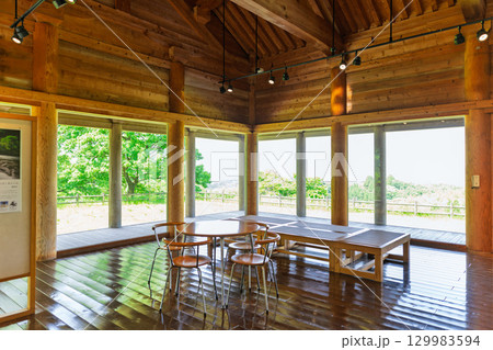 建物・室内・建築物撮影素材　「鞠智城跡　長者山展望広場休憩所」　(山鹿市菊鹿町) 129983594