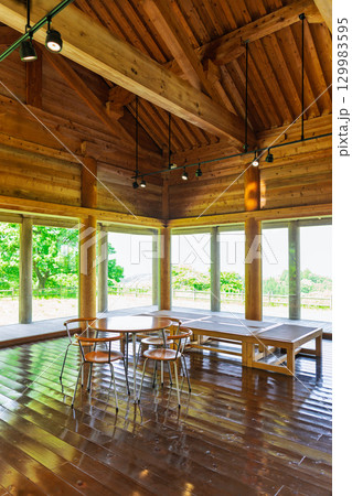 建物・室内・建築物撮影素材　「鞠智城跡　長者山展望広場休憩所」　(山鹿市菊鹿町) 129983595