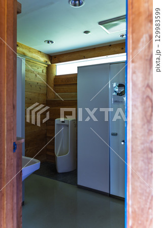 建物・室内・建築物撮影素材　「鞠智城跡　長者山展望広場休憩所」　(山鹿市菊鹿町) 129983599