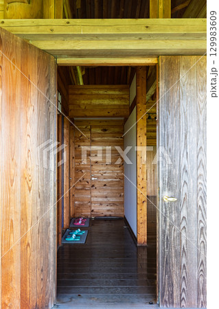 建物・室内・建築物撮影素材　「鞠智城跡　長者山展望広場休憩所」　(山鹿市菊鹿町) 129983609