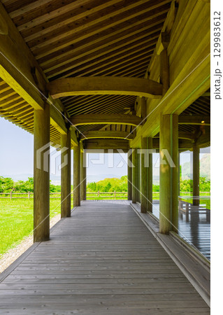 建物・室内・建築物撮影素材　「鞠智城跡　長者山展望広場休憩所」　(山鹿市菊鹿町) 129983612