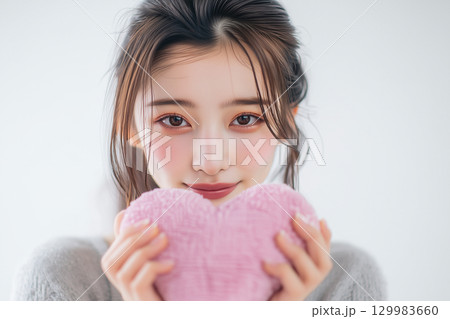 想いを伝える女性 想いを伝える女性 129983660