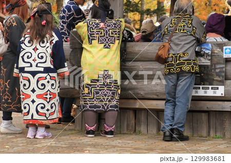マリモ祭りで時間待ちする人々、美しい民族衣装 129983681