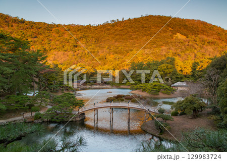 特別名所　栗林公園の朝焼け 129983724