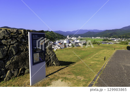 大洲城跡から望む城下町と青空の風景 大洲城跡から望む城下町と青空の風景 129983865