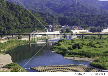 大洲城から眺める肱川と山々の美しい風景 大洲城から眺める肱川と山々の美しい風景 129983911